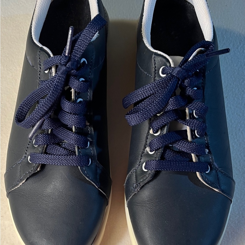 Blue Leather Athletic Shoes with Minimalist Design and White Soles